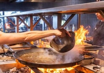 Nil Moliner y Dani Fernández disfrutan de una paella en un conocido restaurante de Valencia